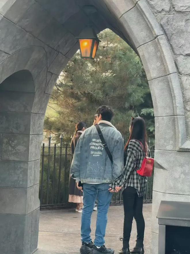 陳喬恩和老公游環(huán)球影城Alan負(fù)責(zé)當(dāng)攝影師給老婆拍照好努力(圖2)
