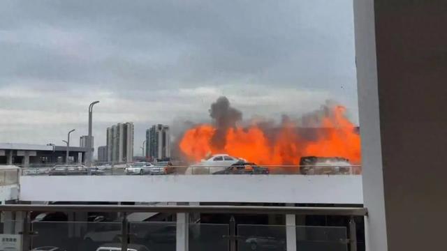 廣東一餐廳外爆炸掀翻汽車？回應(yīng)：系影視拍攝